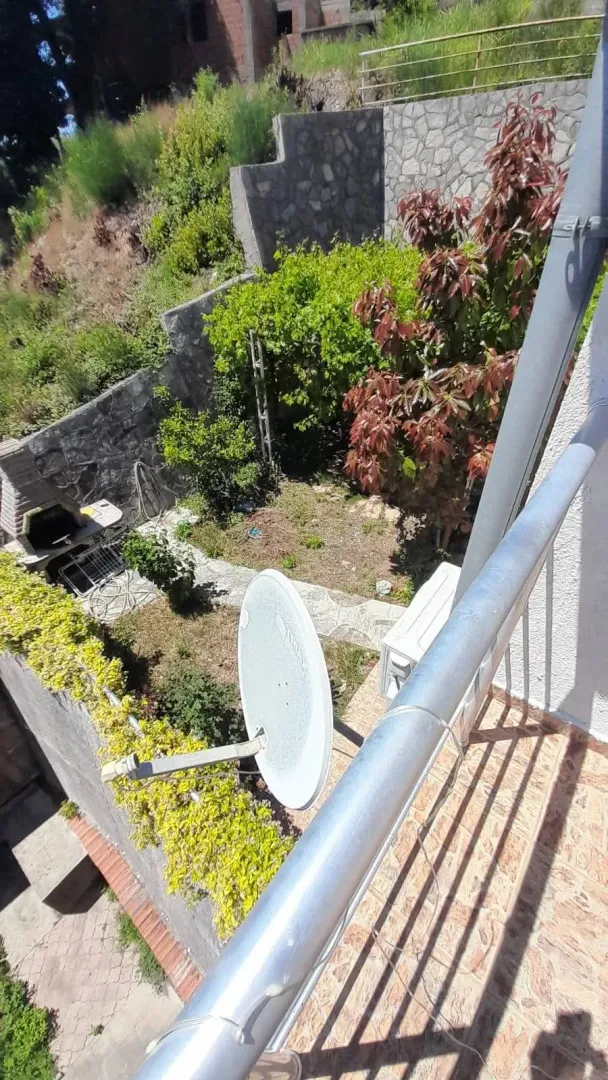 Pogled sa terase na dvorište i okolinu.