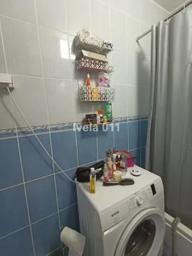 Kupatilo sa veš mašinom i zidnim policama. - image 6