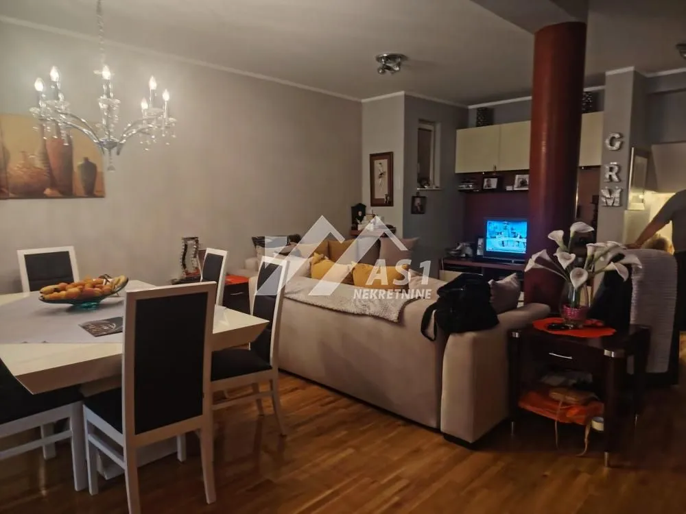 Prodaja, trosoban stan, 100m², Centar, Novi Sad