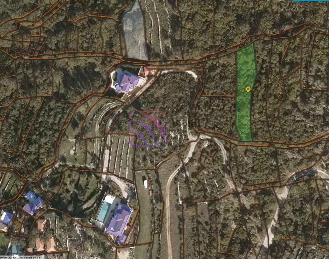 Katastarski plan prikazuje lokaciju zemljišta sa ucrtanim granicama parcela.