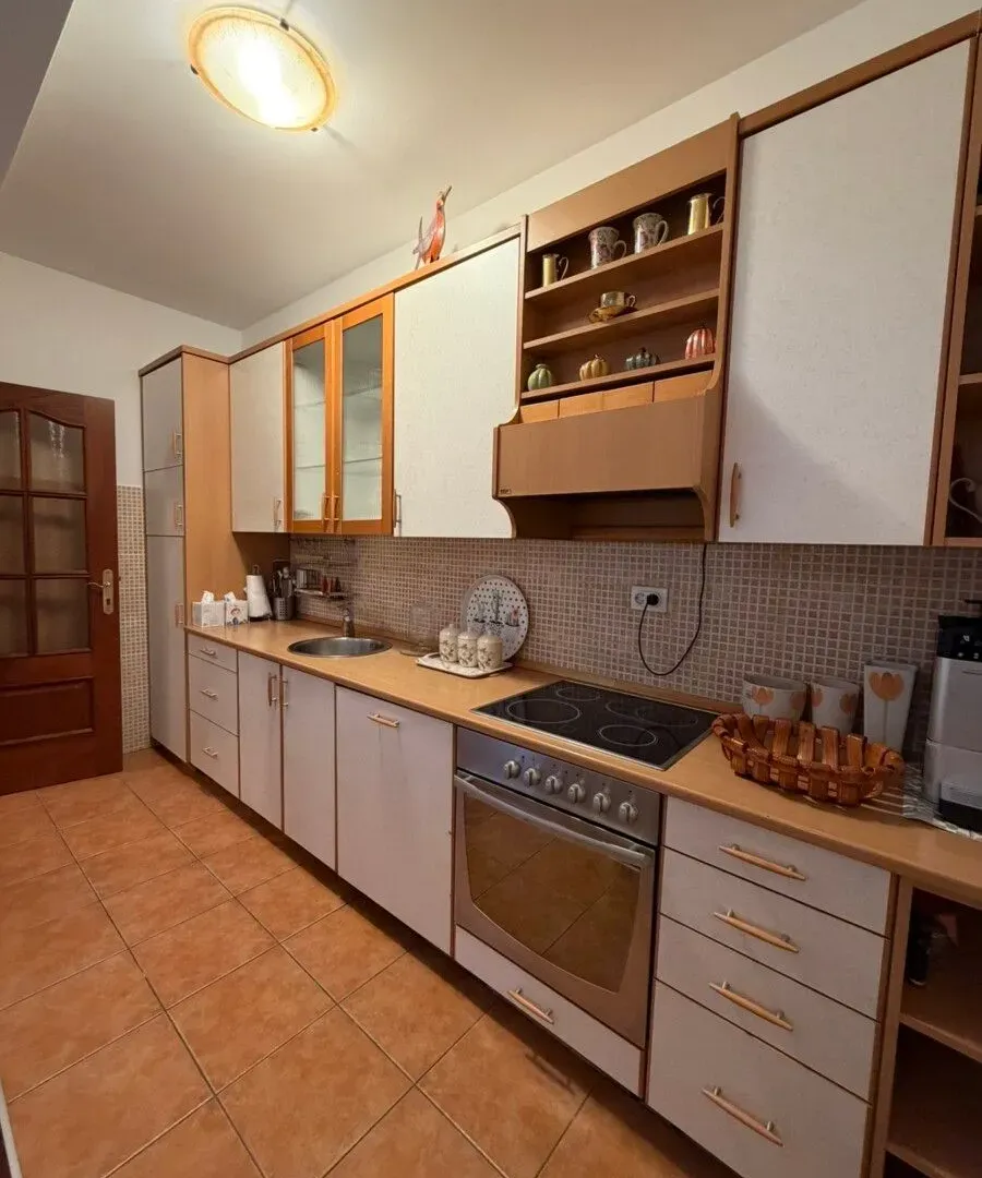 Izdavanje, trosoban stan, 100m², Gorica C, Podgorica