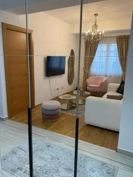 Dnevna soba sa garniturom, stočićima i televizorom, viđena kroz ogledalo. - image 10