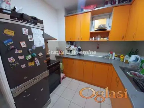 Kuhinja sa narandžastim elementima i frižiderom sa magnetima. - image 3