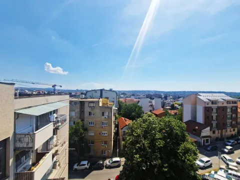 Pogled sa terase na gradsko naselje i okolne zgrade. - image 17