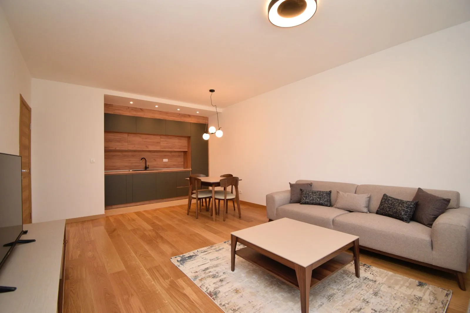 Izdavanje, dvosoban stan, 71m², New City, Podgorica