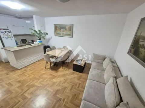 Dnevna soba sa trpezarijom i kuhinjom u otvorenom prostoru. - image 2