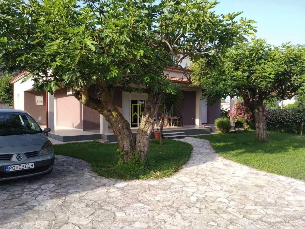 Sale, house, 180m², Tološi, Podgorica