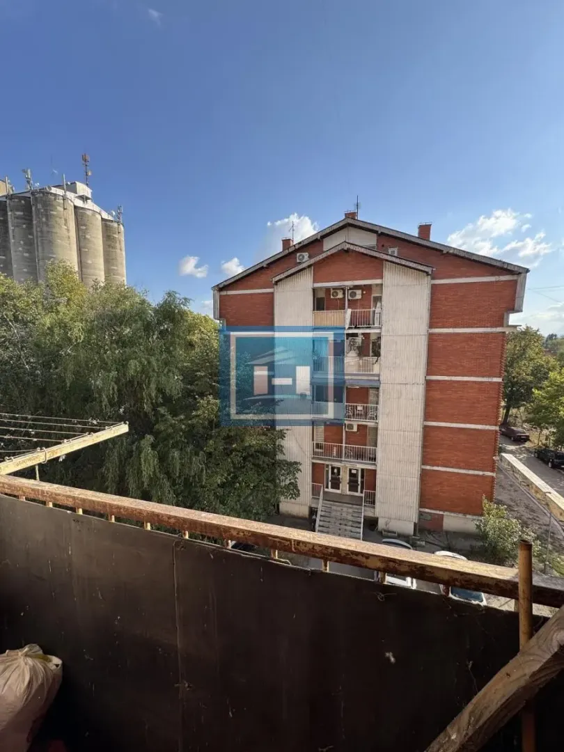 Pogled sa terase na susednu zgradu i okolinu.