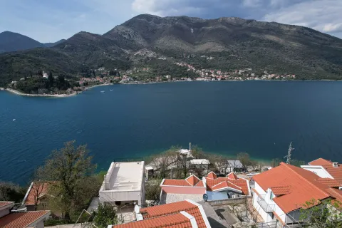 Pogled na zaliv i okolne objekte sa terase ili prozora. - image 2