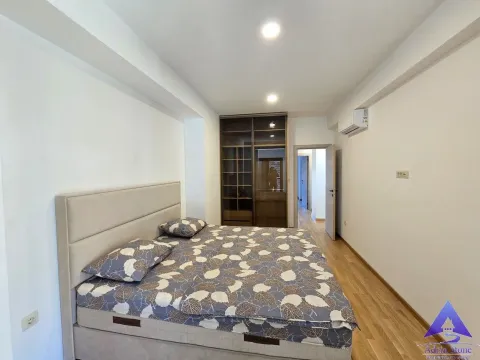 Spavaća soba sa velikim bračnim krevetom, garderoberom i laminatnim podom. - image 4