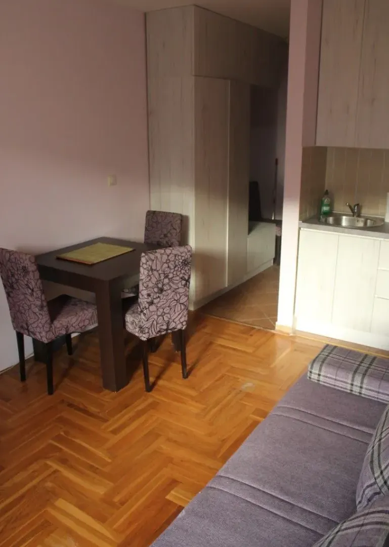 Living room with a dining area and an open-plan kitchen.