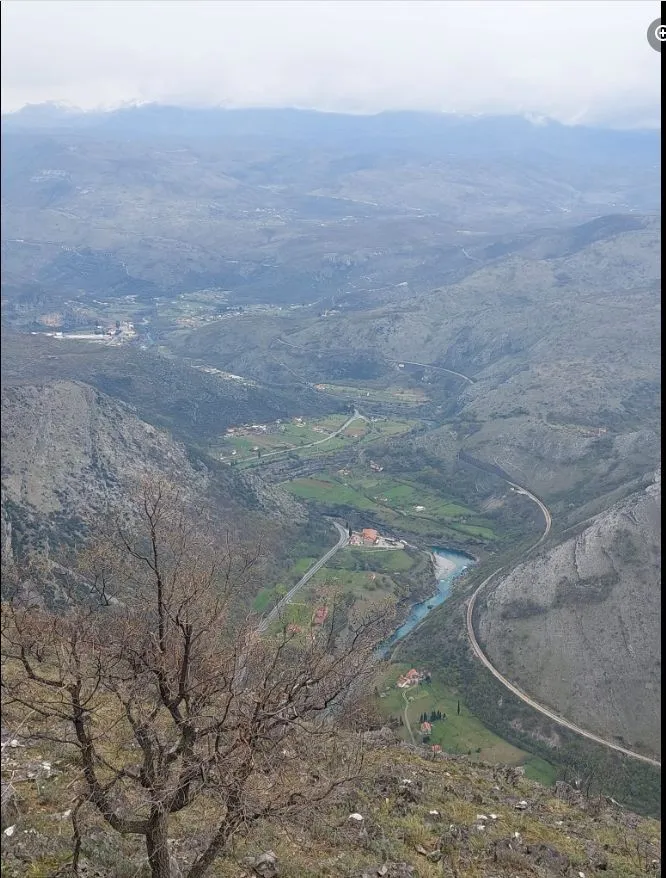 Panoramski pogled na planinski kanjon i zelenu dolinu.
