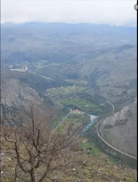 Panoramski pogled na planinski kanjon i zelenu dolinu. - image 4