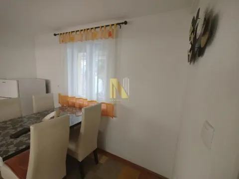 Dnevna soba sa trpezarijskim stolom i stolicama. - image 14