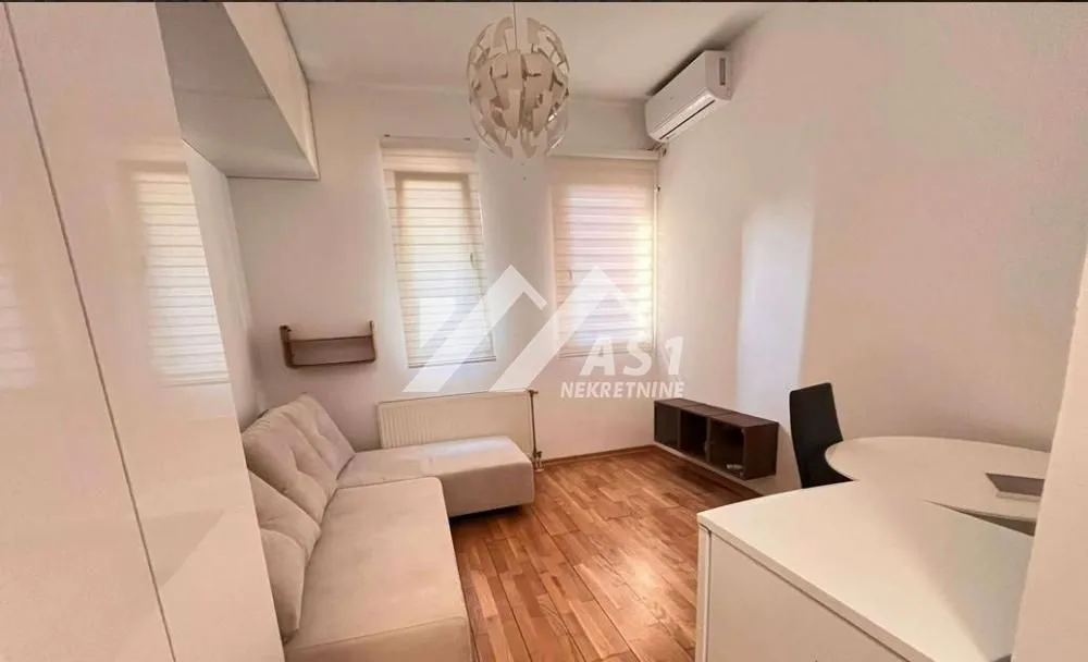 Izdavanje, stan, 16m², Centar, Novi Sad
