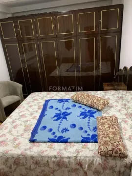 Spavaća soba sa velikim bračnim krevetom i ugradnim ormanom. - image 4