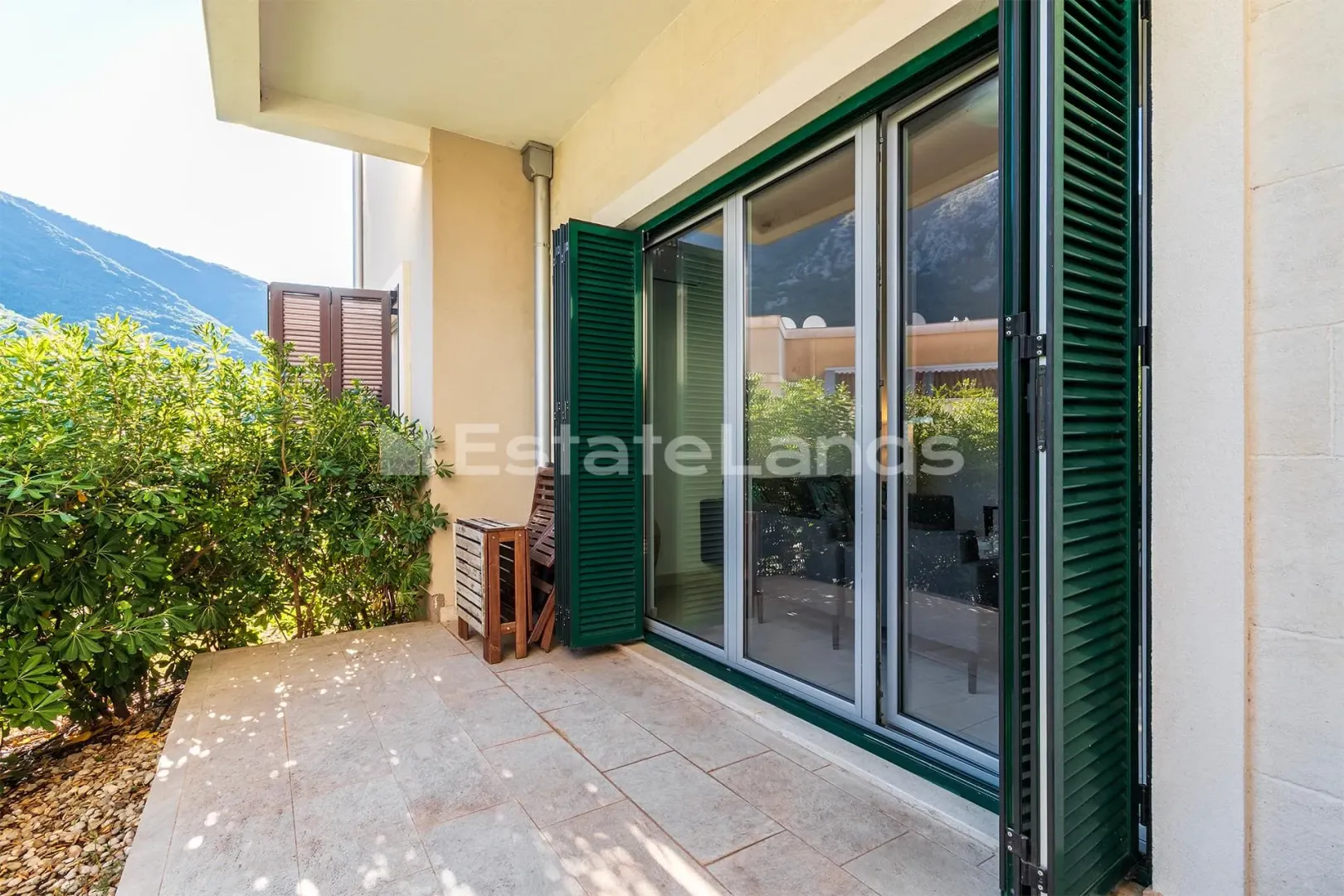Prodaja, dvosoban stan, 84m², Morinj, Kotor