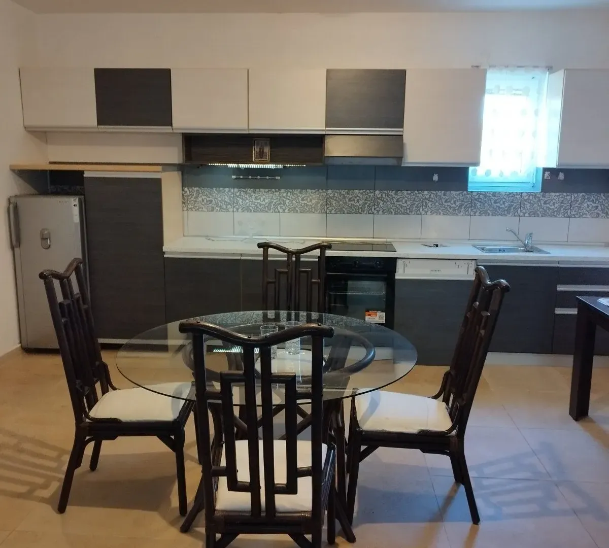 Izdavanje, kuća, 130m², Tološi, Podgorica