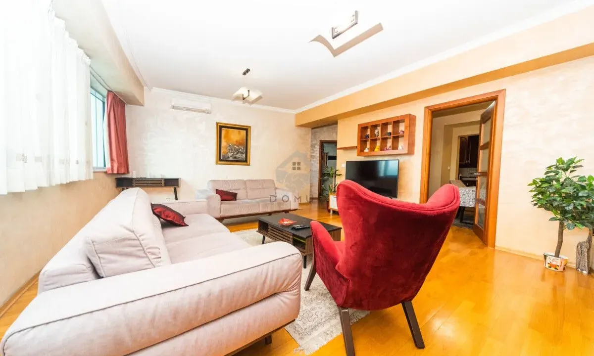 Izdavanje, dvosoban stan, 100m², Centar, Podgorica