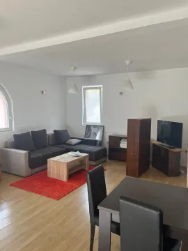 Dnevna soba sa garniturom, stočićem i trpezarijskim stolom. - image 7