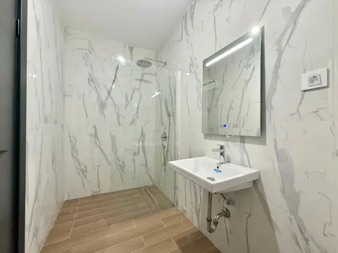 Moderne kupatilo sa mermernim pločicama, umivaonikom i tuš kabinom. - image 11