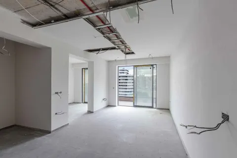 Nepreuređen prostor u izgradnji sa nedovršenim plafonom i instalacijama. - image 2