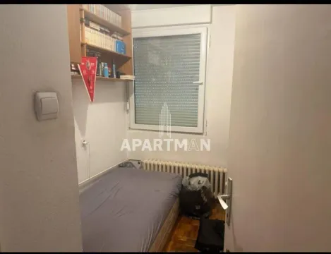 Manja spavaća soba sa krevetom, prozorom i zidnom policom. - image 4