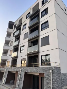 Spoljašnji izgled moderne stambene zgrade sa balkonom. - image 8