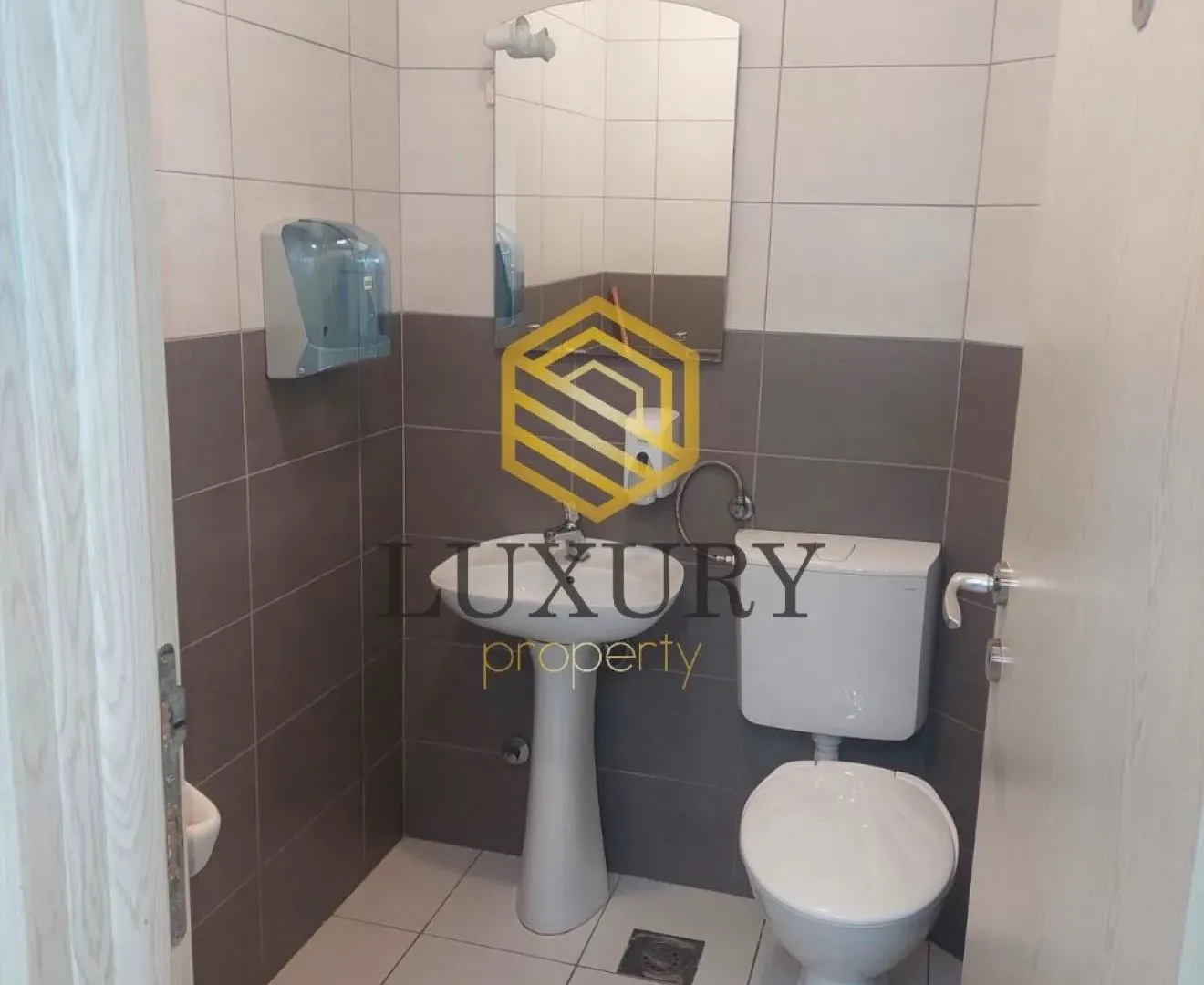 Izdavanje, poslovni prostor, 172m², 1 maj, Podgorica