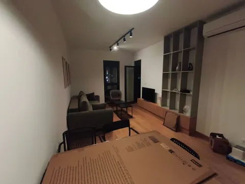 Dnevna soba sa garniturom, televizorom i trpezarijskim stolom. - image 7