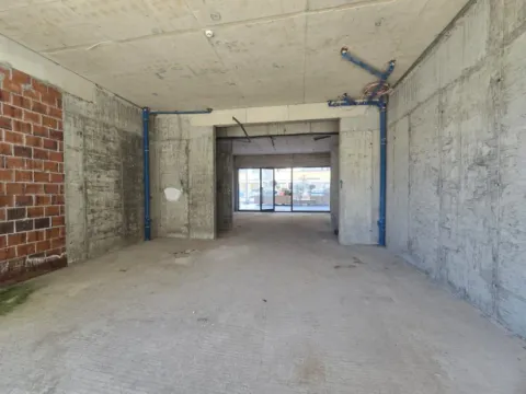 Izdavanje, poslovni prostor, 100m², City Kej, Podgorica - image 8