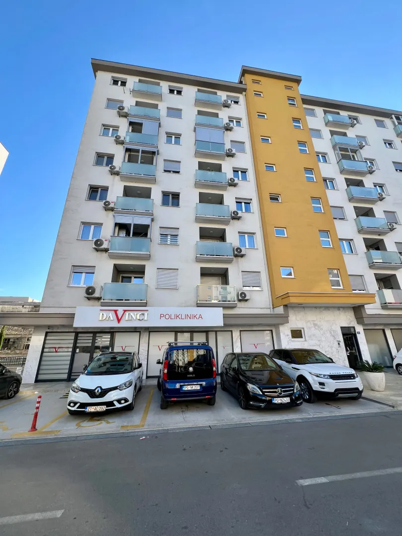 Spoljašnji izgled stambene zgrade sa poslovnim prostorom u prizemlju.