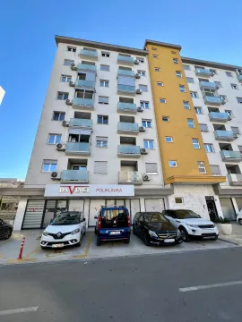 Spoljašnji izgled stambene zgrade sa poslovnim prostorom u prizemlju. - image 12