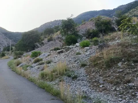 Pogled na strmo zemljište i okolni pejzaž uz lokalni put. - image 4