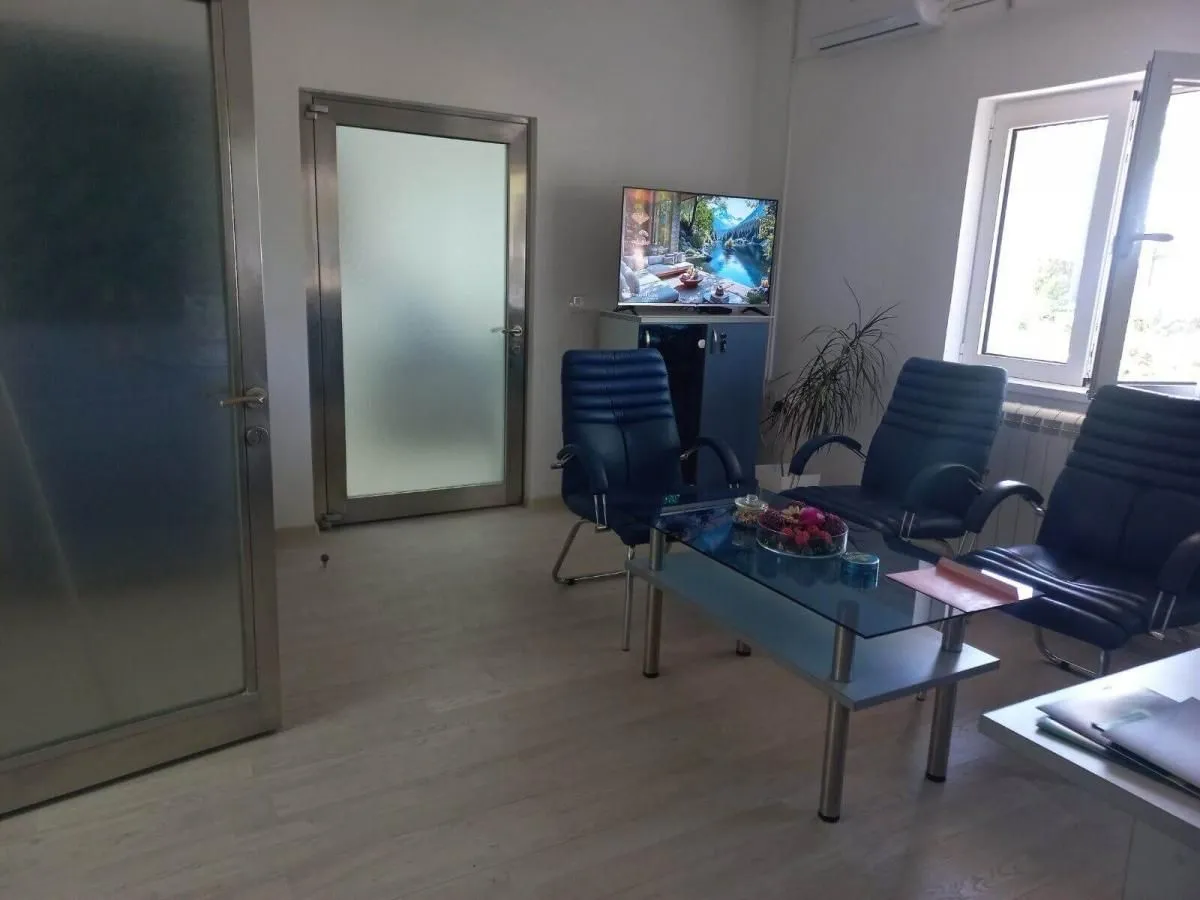 Izdavanje, poslovni prostor, 120m², Mali Mokri Lug, Zvezdara Sve Podlokacije