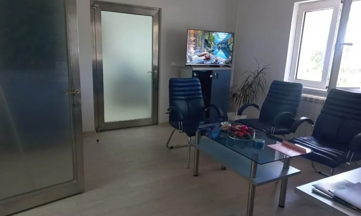 Izdavanje, poslovni prostor, 120m², Mali Mokri Lug, Zvezdara Sve Podlokacije