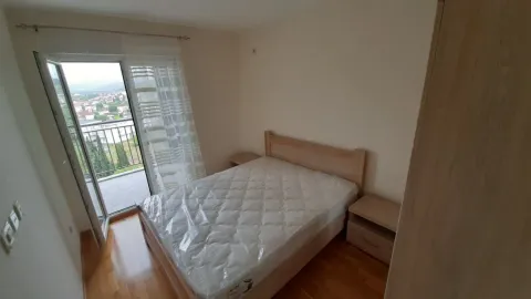 Svijetla spavaća soba sa bračnim krevetom i balkonom. - image 11