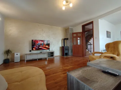 Izdavanje, kuća, 160m², Tološi, Podgorica - image 2