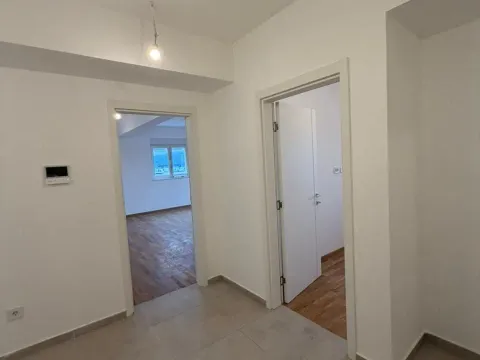 Sale, three bedroom apartment, 105m², Stari Aerodrom, Podgorica - image 3