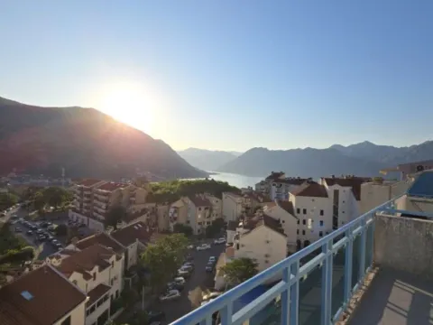 Prodaja, dvosoban stan, 119m², Dobrota, Kotor