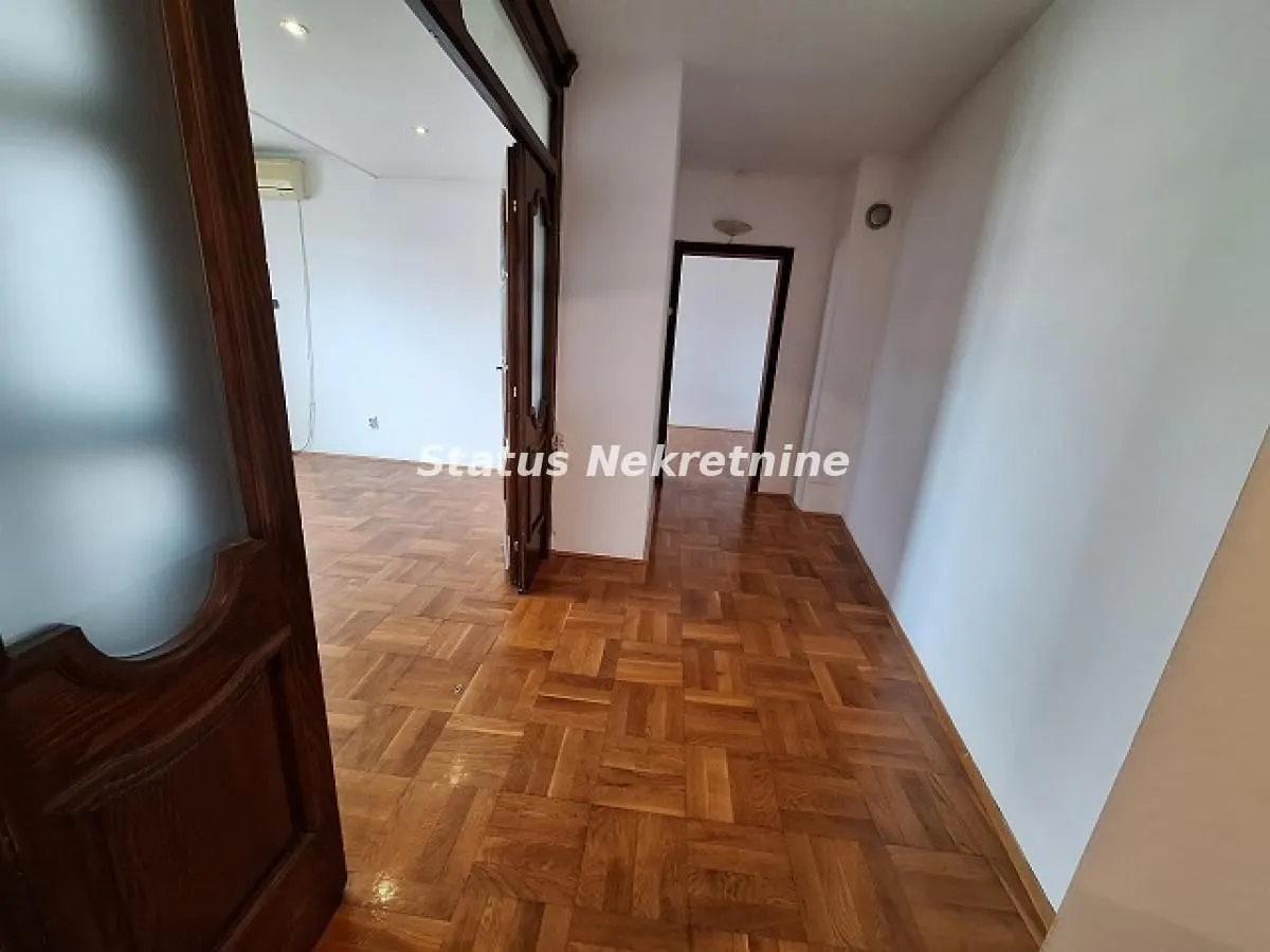 Izdavanje, dvosoban stan, 50m², Centar, Novi Sad
