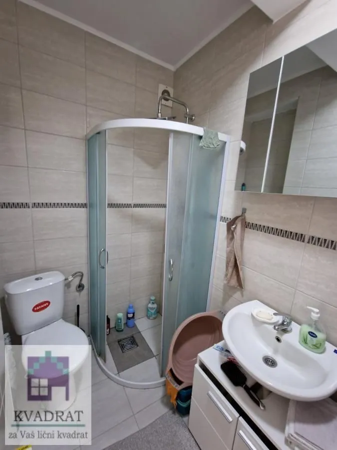 Kompaktno kupatilo sa tuš kabinom, umivaonikom i wc šoljom.
