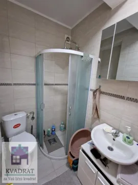 Kompaktno kupatilo sa tuš kabinom, umivaonikom i wc šoljom. - image 9