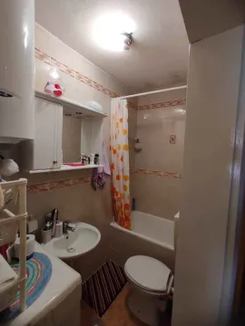 Manje kupatilo sa kadom, umivaonikom, toaletom i bojlerom. - image 7