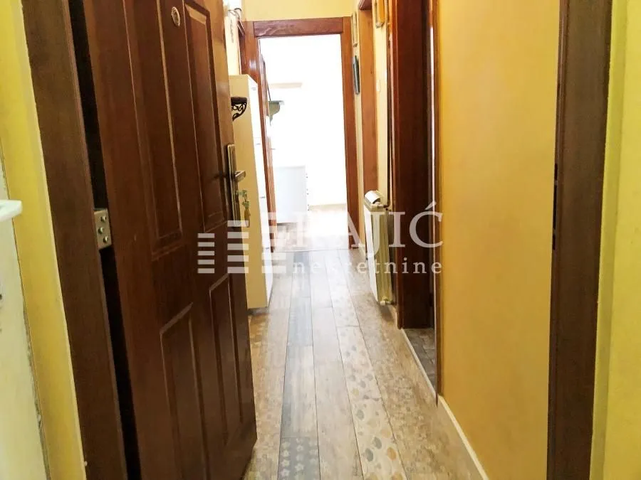 Prodaja, trosoban stan, 52m², Zemun Kej, Zemun Sve Podlokacije