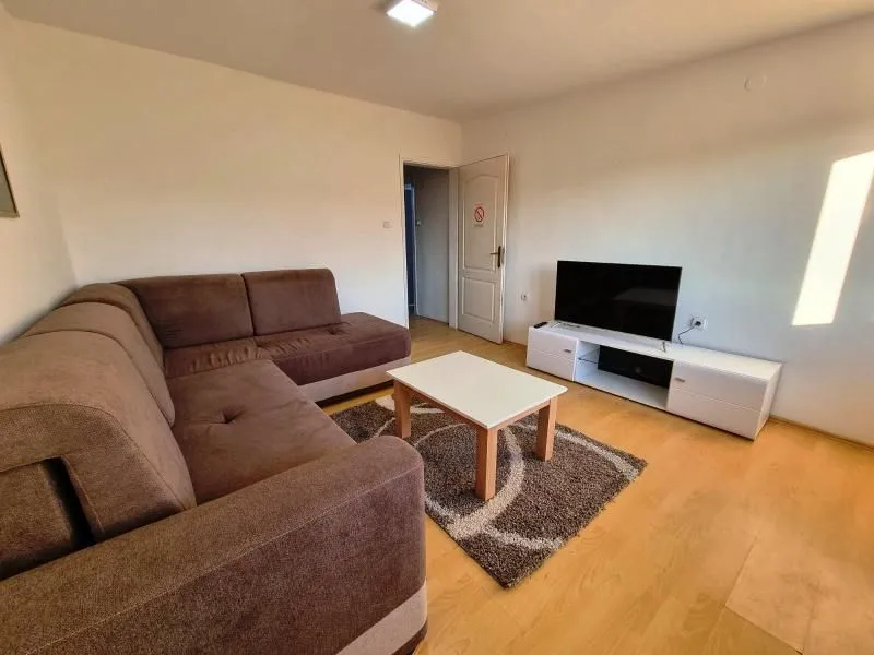 Izdavanje, dvosoban stan, 56m², Centar, Niš