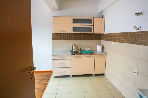 Jednostavna kuhinja sa svijetlim drvenim elementima i pločicama. - image 10
