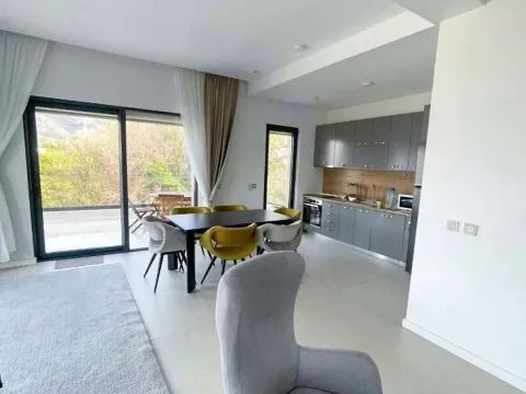 Izdavanje, trosoban stan, 159m², Gornja Lastva, Tivat - image 3