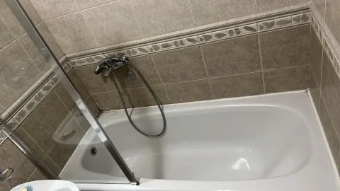 Kupatilo sa kadom i keramičkim pločicama. - image 11