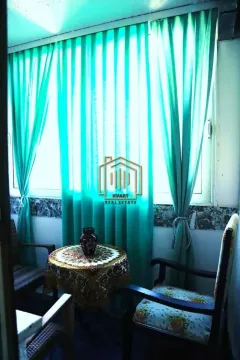 Zastakljeni balkon sa malim stolom i stolicama. - image 4